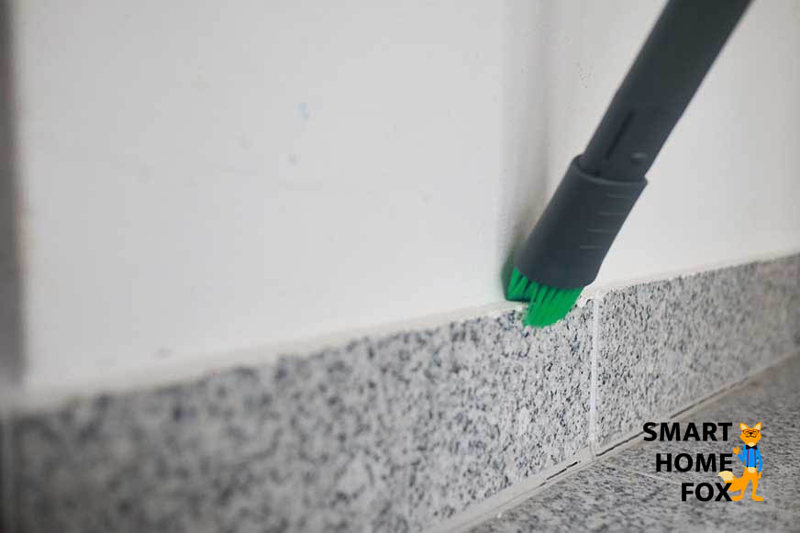 Kleine extra Bürste zum Absaugen der Fußleisten etc.